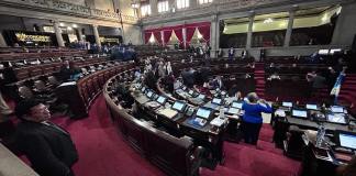 Varios diputados se retiraron del Congreso cuando se discutía el punto resolutivo para apoyo a migrantes guatemaltecos. Foto La Hora: Daniel Ramírez