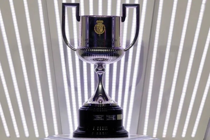 El trofeo de la Copa del Rey durante un sorteo. Foto La Hora: EFE