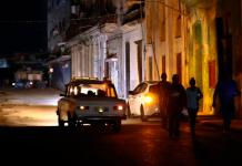 Fotografía de archivo de personas caminando por un sector sin servicio eléctrico a causa de los apagones en La Habana (Cuba). Foto La Hora: EFE