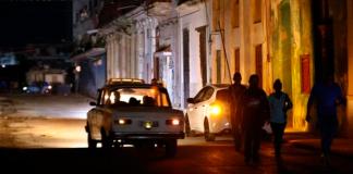 Fotografía de archivo de personas caminando por un sector sin servicio eléctrico a causa de los apagones en La Habana (Cuba). Foto La Hora: EFE