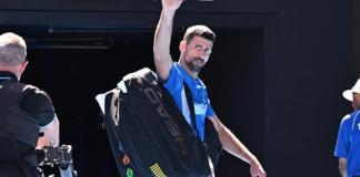 Melbourne (Australia), 24 ene (EFE).- El serbio Novak Djokovic (7) abandonó el encuentro de semifinales del Abierto de Australia después de que el alemán Alexander Zverev (2) se apuntara el primer set por 7-6(5), tras una hora y 21 minutos. Foto La Hora: EFE