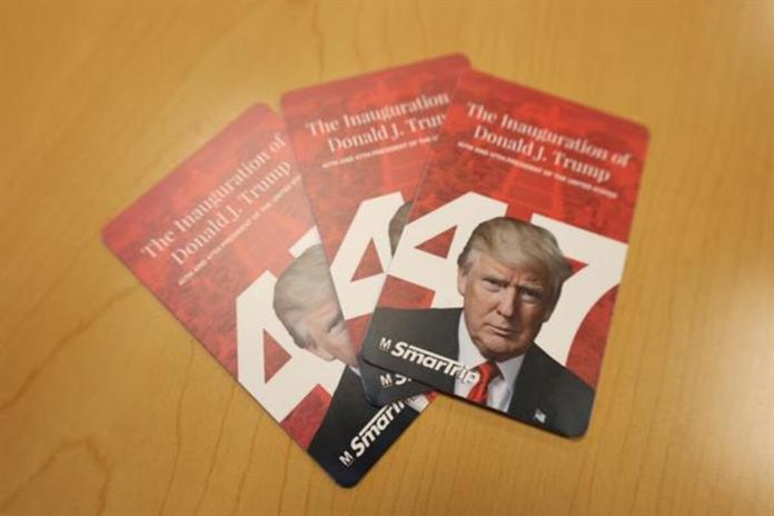 Fotografía de tarjetas del metro conmemorativas con la imagen del presidente electo de Estados Unidos Donald Trump este jueves, en Washington (Estados Unidos). El metro de la ciudad de Washington lanzó esta semana tarjetas conmemorativas por la investidura del presidente electo de Estados Unidos, Donald Trump, del próximo 20 de enero, que contienen una fotografía del republicano. Foto La Hora: EFE