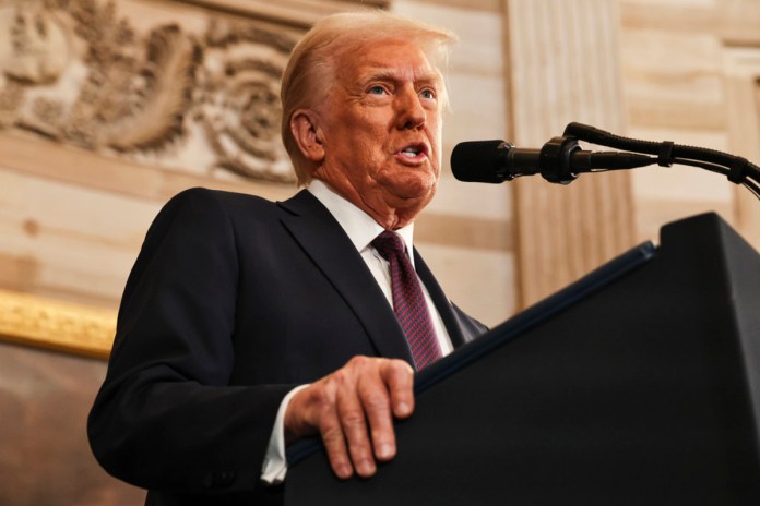 Un juez federal bloqueó temporalmente el jueves la orden ejecutiva del presidente Donald Trump. Foto La Hora: AP