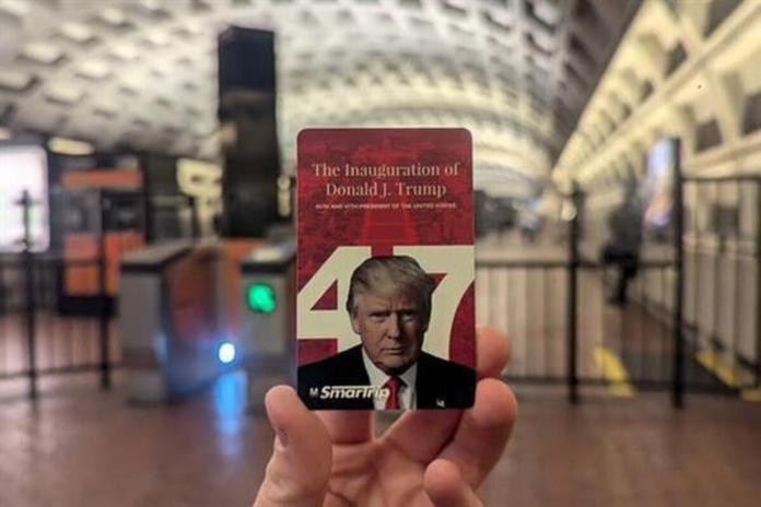 Una persona sostiene una tarjeta del metro conmemorativa con la imagen del presidente electo de Estados Unidos Donald Trump este jueves, en un estación en Washington Foto La Hora: EFE