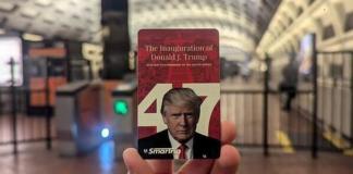 Una persona sostiene una tarjeta del metro conmemorativa con la imagen del presidente electo de Estados Unidos Donald Trump este jueves, en un estación en Washington Foto La Hora: EFE