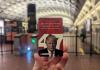 Una persona sostiene una tarjeta del metro conmemorativa con la imagen del presidente electo de Estados Unidos Donald Trump este jueves, en un estación en Washington Foto La Hora: EFE