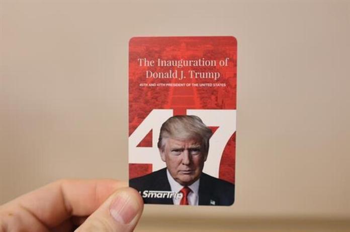 Una persona sostiene una tarjeta de metro conmemorativa con la imagen del presidente electo de Estados Unidos Donald Trump este jueves, en Washington (Estados Unidos). El metro de la ciudad de Washington lanzó esta semana tarjetas conmemorativas por la investidura del presidente electo de Estados Unidos, Donald Trump, del próximo 20 de enero, que contienen una fotografía del republicano.  Foto La Hora: EFE