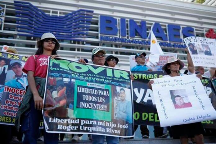 Un grupo de personas participa en una marcha este domingo, en San Salvador Foto La Hora: EFE