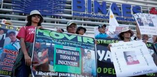 Un grupo de personas participa en una marcha este domingo, en San Salvador Foto La Hora: EFE