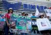 Un grupo de personas participa en una marcha este domingo, en San Salvador Foto La Hora: EFE