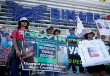 El Salvador: Minería y derechos humanos salen a relucir en aniversario de Acuerdos de Paz Un grupo de personas participa en una marcha este domingo, en San Salvador Foto La Hora: EFE