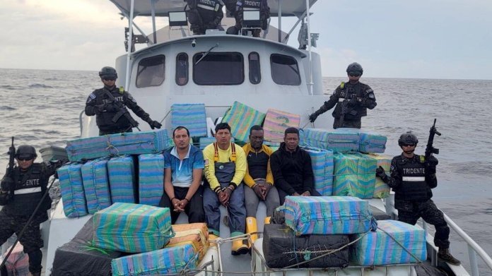 La Marina Nacional incautó 4,3 toneladas de cocaína en agua del Pacífico de El Salvador con un valor de más de 100 millones de dólares. Foto La Hora: X Oficial de Nayib Bukele.