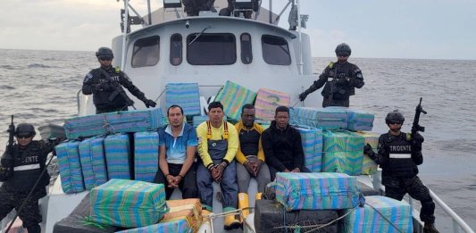 La Marina Nacional incautó 4,3 toneladas de cocaína en agua del Pacífico de El Salvador con un valor de más de 100 millones de dólares. Foto La Hora: X Oficial de Nayib Bukele.