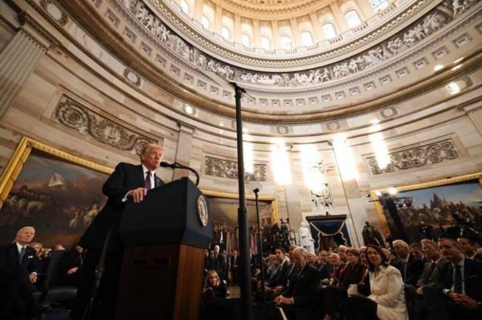 El presidente estadounidense, Donald Trump, habla durante la ceremonia de investidura en la Rotonda del Capitolio de Estados Unidos el 20 de enero de 2025 en Washington, DC. Donald Trump asume su segundo mandato como el 47º presidente de Estados Unidos. (Estados Unidos). Foto La Hora: EFE