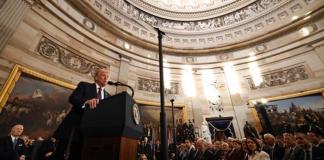 El presidente estadounidense, Donald Trump, habla durante la ceremonia de investidura en la Rotonda del Capitolio de Estados Unidos el 20 de enero de 2025 en Washington, DC. Donald Trump asume su segundo mandato como el 47º presidente de Estados Unidos. (Estados Unidos). Foto La Hora: EFE