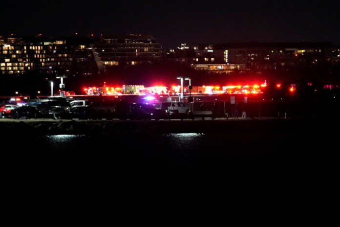 Personal de emergencias responde al lugar de un accidente aéreo al sur del Aeropuerto Nacional Ronald Reagan, el miércoles 29 de enero de 2025, en Washington. Foto La Hora: AP