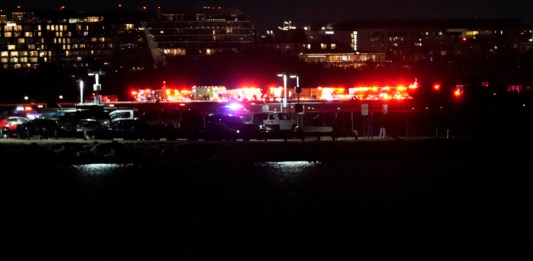 Personal de emergencias responde al lugar de un accidente aéreo al sur del Aeropuerto Nacional Ronald Reagan, el miércoles 29 de enero de 2025, en Washington. Foto La Hora: AP