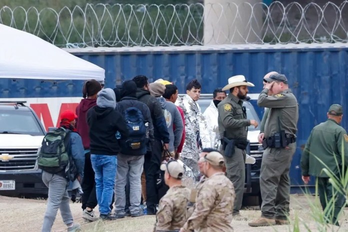 Organizaciones defensoras de derechos civiles y autoridades de estados demócratas han recurrido a las leyes para bloquear la puesta en marcha de sus órdenes ejecutivas. Foto La Hora: Archivo EFE