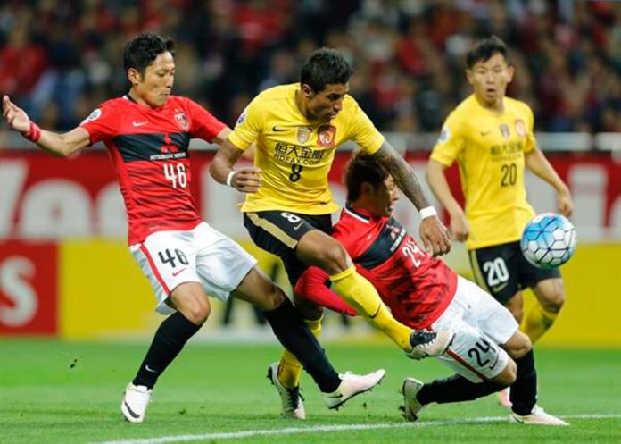 El jugador brasileño del Guangzhou Evergrande Paulinho (c) durante un partido de la Liga de Campeones de la AFC en el estadio Saitama al norte de Tokio, en 2016. Foto La Hora: EFE