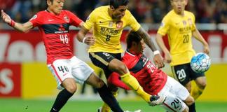 El jugador brasileño del Guangzhou Evergrande Paulinho (c) durante un partido de la Liga de Campeones de la AFC en el estadio Saitama al norte de Tokio, en 2016. Foto La Hora: EFE