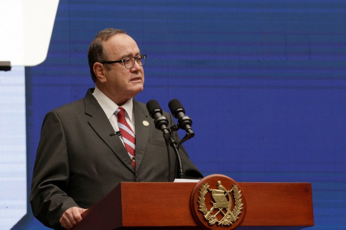 El expresidente Alejandro Giammattei llegÃ³ a la presidencia con el partido VAMOS. Foto: La Hora / Presidencia. 