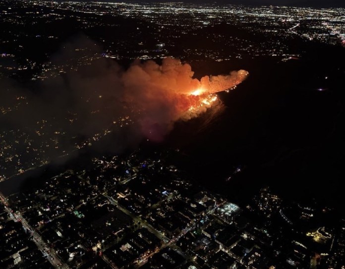 Incendio en Hollywood Hills. Foto: @FaytuksNetwork / La Hora