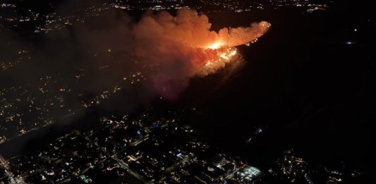 Incendio en Hollywood Hills. Foto: @FaytuksNetwork / La Hora