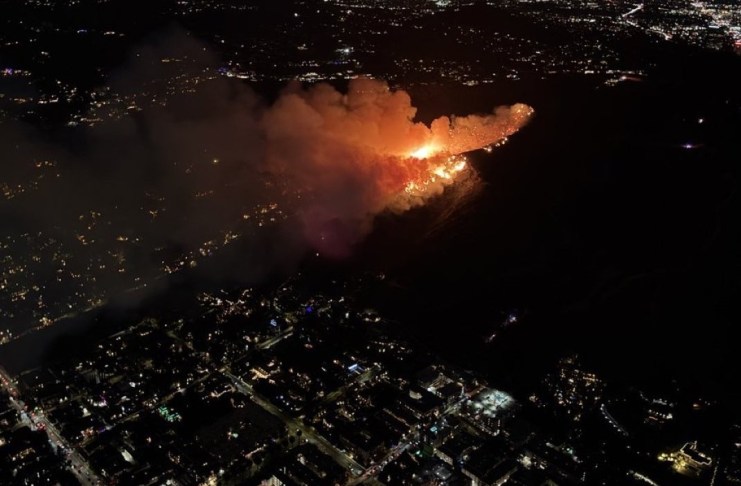 Incendio en Hollywood Hills. Foto: @FaytuksNetwork / La Hora