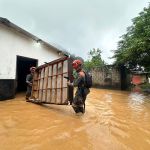 Elementos del ejército realizan acciones de evacuación ante inundaciones por lluvias.