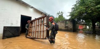 Elementos del ejército realizan acciones de evacuación ante inundaciones por lluvias.