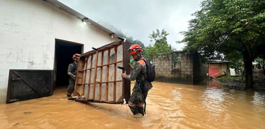 Elementos del ejército realizan acciones de evacuación ante inundaciones por lluvias.