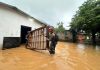 Elementos del ejército realizan acciones de evacuación ante inundaciones por lluvias.