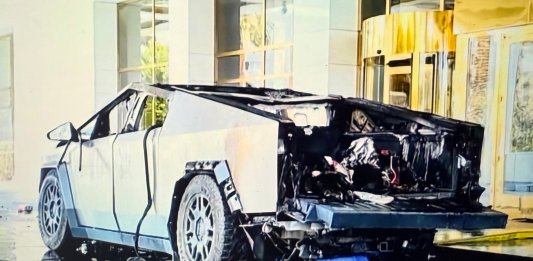 La causa de la explosión del vehículo de Tesla en el Hotel Trump fue causado por un veterano de guerra.