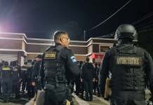 Agentes anti secuestros realizan diligencias de allanamiento en el departamento de Escuintla.