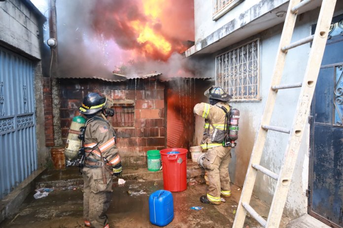 Incendio en un asentamiento de la zona 6 deja a 8 familias afectadas.