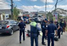 Muerte de motorista en ruta a Ciudad Quetzal complica el tránsito en sectores de Mixco Accidente de tránsito reportado en el kilómetro 21, ruta a Ciudad Quetzal, deja un motorista fallecido.