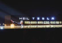 Proyección de polémico gesto de Elon Musk levanta sospechas de la policía en Alemania.