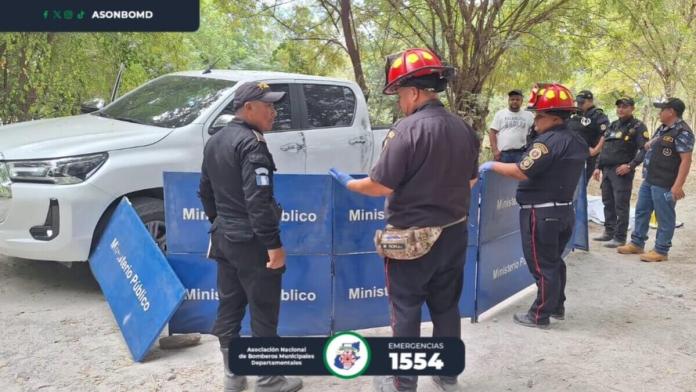 Dos cuerpos fueron ubicados en el interior de un pick-up. Foto La Hora: Bomberos Municipales Departamentales