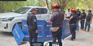 Dos cuerpos fueron ubicados en el interior de un pick-up. Foto La Hora: Bomberos Municipales Departamentales