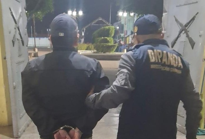 Investigadores de DIPANDA realizan la captura de un trabajador en un juzgado que realizaba cobros para evitar tramitar órdenes de captura en Chimaltenango.