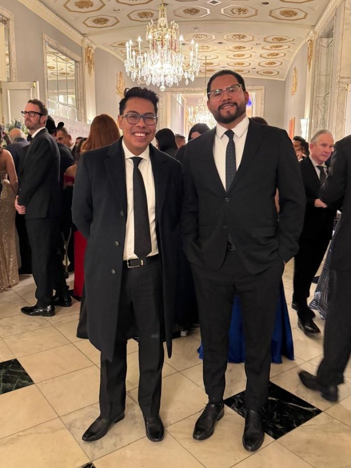 Erick Schaeffer, Primer Subsecretario del Ministerio Público y Eduardo Mejía, Secretario de Asuntos Internacionales y Cooperación, durante la Gala Inaugural Latina en Washington. Foto: La Hora / MP.