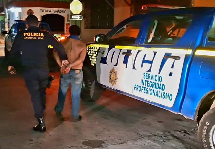 Agentes de la PNC capturaron a un piloto de mototaxi, el cual trasladaba el cuerpo de una mujer fallecida en kilómetro 190 de la ruta RN9 a Champerico.