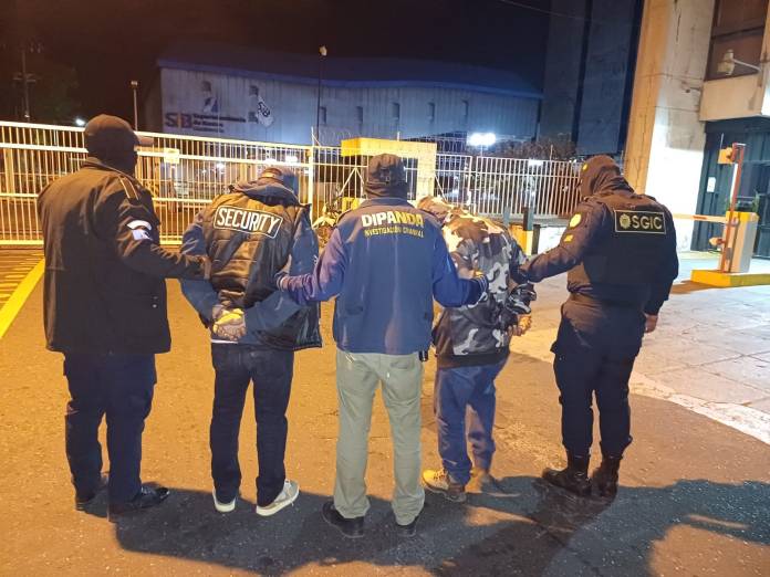 Los presuntos mareros fueron detenidos en un operativo. Llevaban drogas, armas y dinero en efectivo. Foto La Hora: PNC