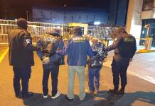 Los presuntos mareros fueron detenidos en un operativo. Llevaban drogas, armas y dinero en efectivo. Foto La Hora: PNC