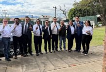En la fotografía de izquierda a derecha: Julio Recinos, Ángel Pineda, Dimas Jiménez, dos personas sin identificar, Noé Rivera, Wilson López, Rafael Curruchiche, Yomara Madrid y otras dos personas sin identificar. Foto La Hora: Cortesía.