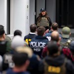 Secretaria de Estado Kristi Noem lidera redadas