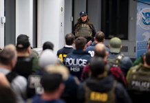 Secretaria de Estado Kristi Noem lidera redadas
