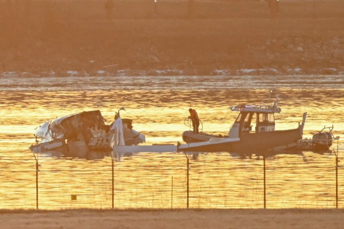 El jefe de bomberos de Washington descartó que haya supervivientes en el accidente aéreo ocurrido en Washington, recuperando 28 cuerpos.