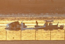 El jefe de bomberos de Washington descartó que haya supervivientes en el accidente aéreo ocurrido en Washington, recuperando 28 cuerpos.