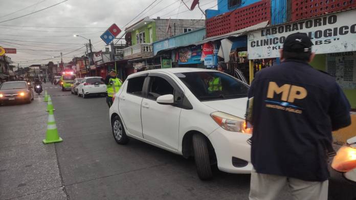 La Fiscalía Municipal de Villa Nueva, en coordinación la PMT de Villa Nueva, realizan un operativo de identificación de taxis no autorizados o 